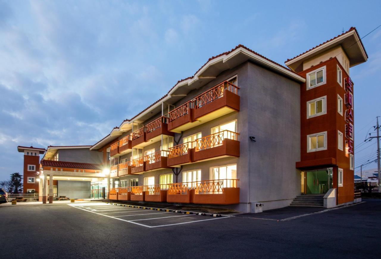 Jeju Tovice Condo Family Екстериор снимка