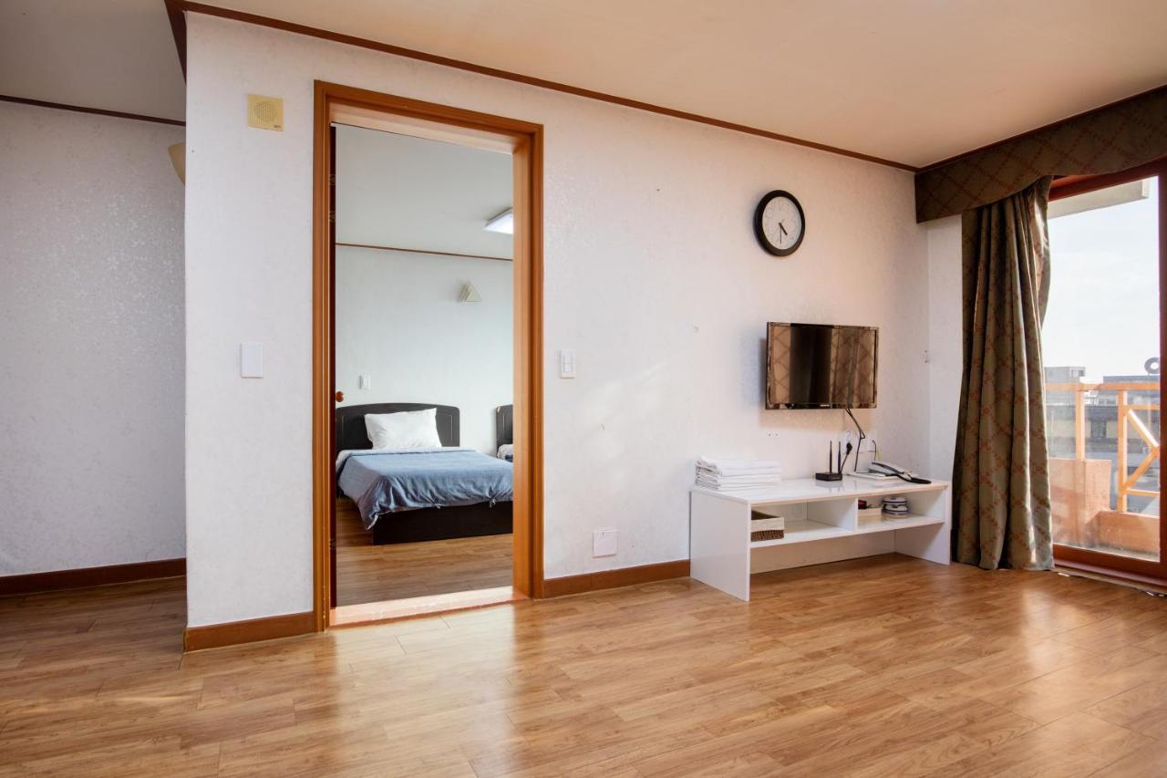 Jeju Tovice Condo Family Екстериор снимка
