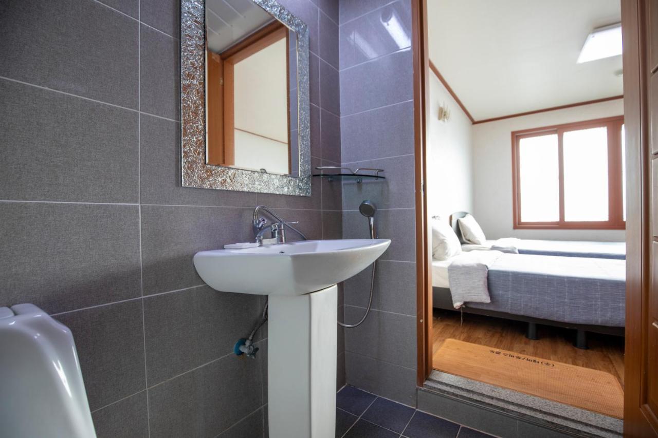 Jeju Tovice Condo Family Екстериор снимка